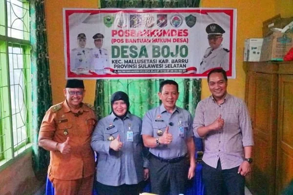 Andi Basmal bersama Kepala Divisi Peraturan Perundang-undangan dan Pembinaan Hukum Heny Widyawati turun langsung memberikan pendampingan penyelesaian sengketa sekaligus monitoring Pos Bantuan Hukum (Posbankum) di Desa Bojo. (Dok: Ist)