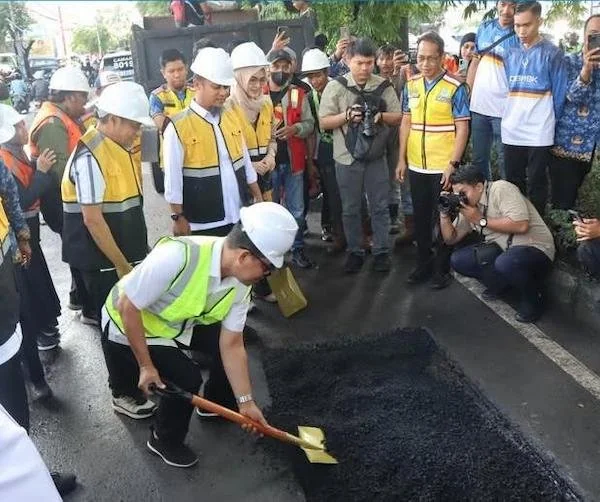 Preservasi jalan paket 1 MYC 2025-2027 di ruas Jalan Hertasning-Aroepala mulai dikerjakan (dok. Ist)