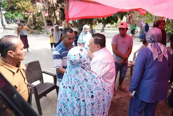 Wakil Gubernur Sulbar saat mengunjungi korban kebakaran di Polewali Mandar (dok:ist)