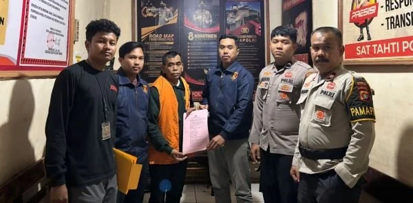 Penyerahan diri tersangka ke pihak Polresta Mamuju. (dok:ist)
