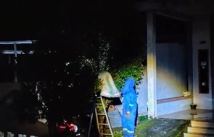 Petugas Damkar Mamuju saat melakukan evakuasi menggunakan alat pelindung diri(dok: Aldy)