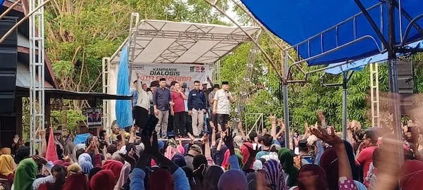 Calon Bupati Nomor 3, Muhammad Sarif saat melakukan kampanye dialogis di Pantai Bahari, Kecamatan Bangkala, Kabupaten Jeneponto, Sulsel. (foto/ist).