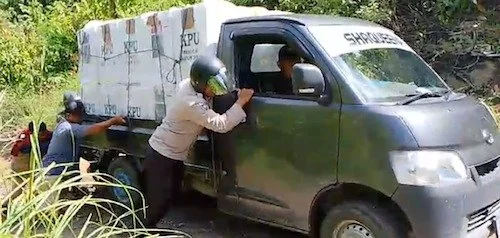 Perjuangan Personel Polres Majene Kawal Distribusi Logistik Pemilu Ke Wilayah Terpencil Ulumanda Sulbar.