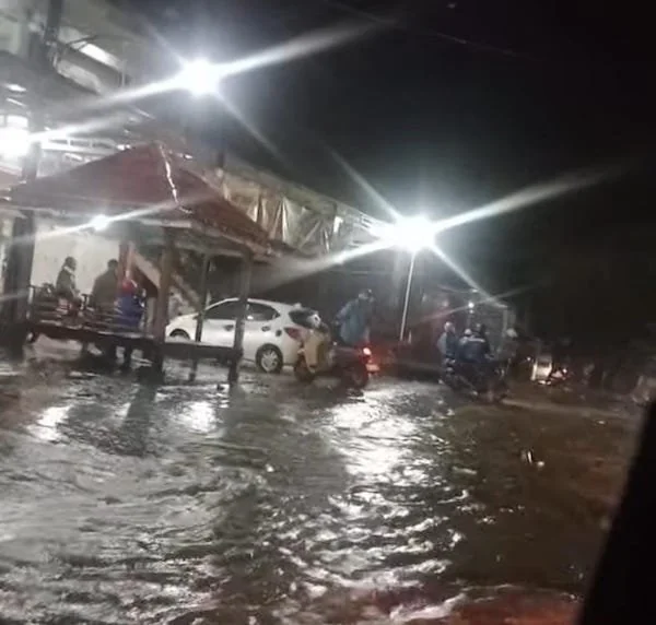 Kondisi jalan poros Jeneponto, Paccelanga saat banjir menggenangi bahu jalan. (Ist)
