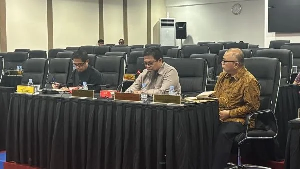 Kepala Dinas Pendidikan Sulsel Iqbal Nadjamuddin (tengah) satat menghadiri RDP di DPRD Sulsel (Dok: Syamsi/KabarMakassar)