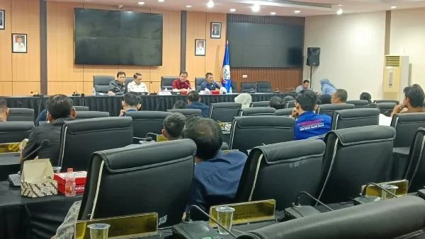 Suasana RDP Komisi E dan D terkait jaminan kesehatan untuk buruh pelabuhan (Dok: Sinta KabaMakassar)