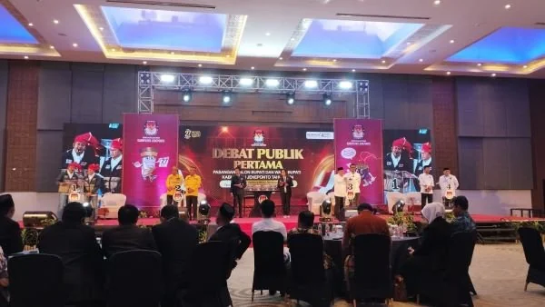 KPU Jeneponto saat menggelar debat perdana di Hotel Four Point Sheraton, Jalan Andi Jemma Nomor 130 Pa'baeng-Baeng, Kecamatan Tamalatea, Kota Makassar (Dok : Ullah KabarMakassar).