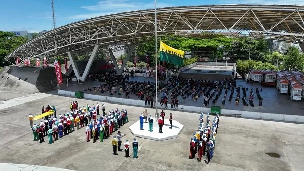 Ratusan Anggota Paskibra Sekolah Se-Kota Makassar 2024 tengah berlatih di Lapangan Karebosi (Dok : Ist).
