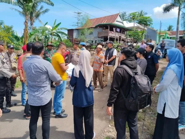 PN Jeneponto saat  melaksanakan pemeriksaan setempat (PS) di lokasi objek sengketa di Desa Gantarang untuk menentukan batas-batas tanah secara akurat. (Dok: Ist)