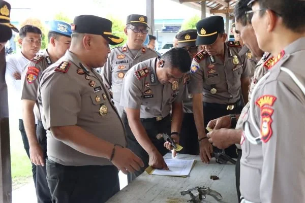 Kapolres Jeneponto, AKBP Haryo Basuki, melakukan pemeriksaan urine mendadak dan pengecekan senjata api (senpi) personel. (Dok: Ist)