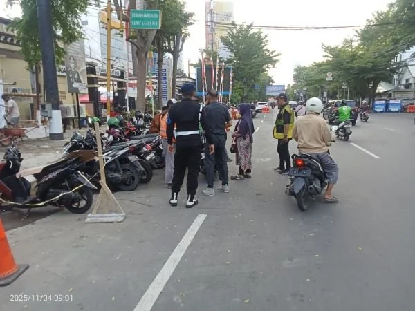 Perumda Parkir Makassar menurunkan Tim Reaksi Cepat (TRC) untuk melakukan penataan parkir di kawasan Jalan Ahmad Yani, Kecamatan Wajo. Dok. Ist