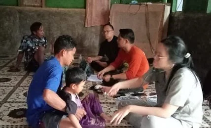 Tim Dinas Kesehatan saat melakukan pemeriksaan korban keracunan di Malunda(dok:ist)