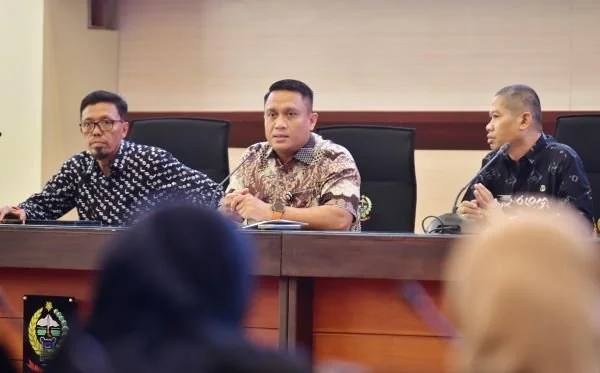 Kepala Diskominfo-SP Sulsel Andi Winarno Eka Putra, Sekretaris Diskominfo-SP Sulsel Sultan Rakib dan Kepala Bidang Humas Fitra di Kantor Gubernur Sulsel (Dok: Ist)