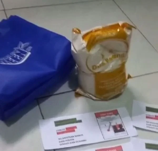 tangkapan layar video paket sembako yang akan diberikan warga untuk memilih kotak kosong (Dok:Ist)