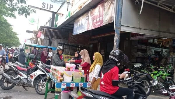 Penjual takjil dadakan di Makassar (Kabar Makassar).