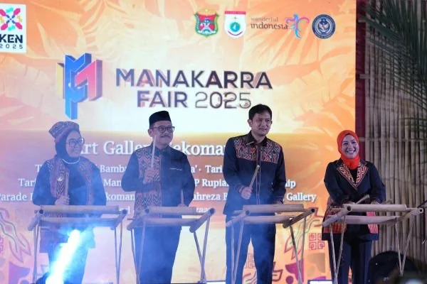Gubernur Sulbar bersama Bupati Mamuju dan Wakil ketua DPRD Sulbar saat membuka event Manakarra Fair (Dok : Ist).