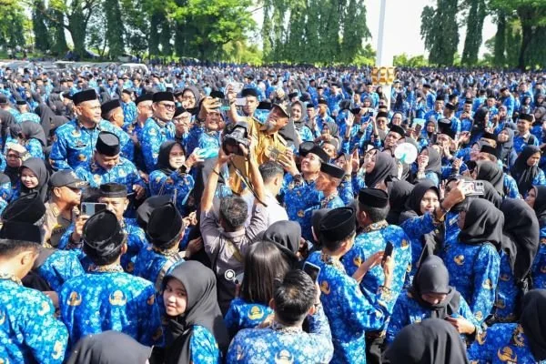 Gubernur Sulsel Andi Sudirman Sulaiman berfoto bersama PPPK usai pelantikan di Kantor Gubernur Sulsel. (Dok; Ist)