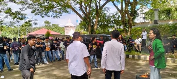 Aksi Demonstrasi yang dilakukan mahasiswa di DPRD Sulbar (dok:Aldy)