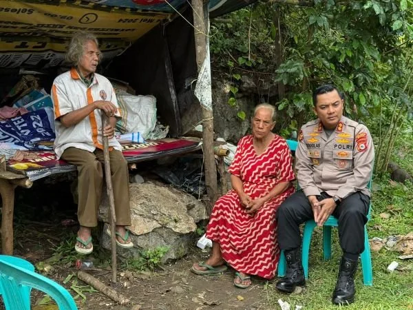 Kunjungan Kapolres Maros kepada sepasang lansia di Maros (Dok: Ist).