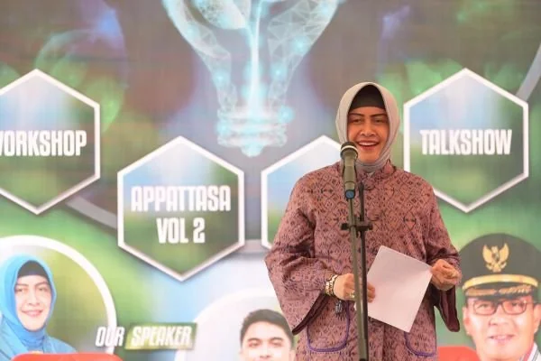 Ketua PKK Kota Makassar, Indira Yusuf Ismail, saat menjadi narasumber dalam kegiatan Kegiatan Eco Lorong Fest yang diselenggarakan oleh Dinas Pemuda dan Olahraga Kota Makassar di Kelurahan Maccini Sombala Kecamatan Tamalate.