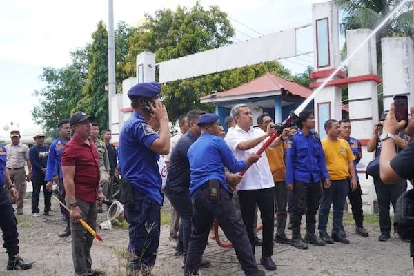 Bupati Jeneponto, H. Paris Yasir, saat melepas sejumlah armada damkar.