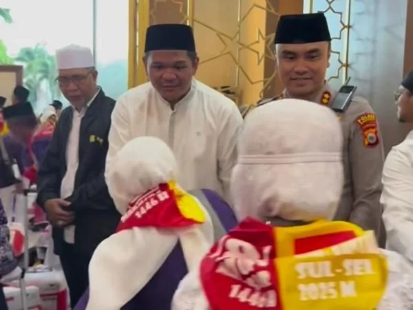 Bupati Bantaeng, M. Fathul Fauzy Nurdin, saat melepas 178 Calon Jamaah Haji di Masjid Agung Syekh Abdul Gani (Dok : ist).