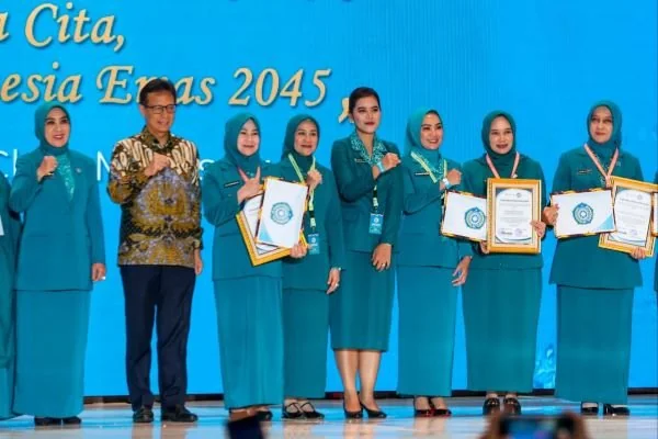 Ketua TP PKK Kabupaten Gowa, Andi Tenri Indah Darmawangsyah saat Menerima Penghargaan (Dok: Ist).