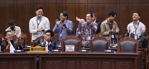 Ekspresi Pemohon dan Kuasa Hukumnya usai mengikuti sidang pengucapan putusan pengujian Undang-Undang tentang pemisahan Anggaran Makan Bergizi Gratis (Dok: Ist).