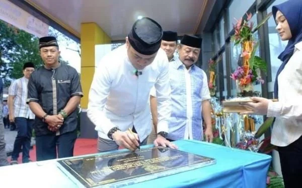 Bupati Gowa, Adnan Purichta Ichsan bersama Wakil Bupati Gowa, Abdul Rauf Malaganni meresmikan Pos Pelayanan Publik Kecamatan Tinggimoncong yang berlokasi di Kantor Camat Tinggimoncong, Minggu (17/3).