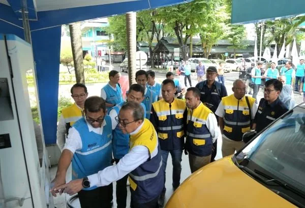 Staff Khusus Menteri ESDM, Muhammad Mahmud Azhar Lubis (kedua dari kanan), Direktur Manajemen Risiko PLN, Adi Lumakso (kiri), beserta tim Kementerian ESDM saat meninjau kesiapan SPKLU Kantor PLN UID Sulselrabar dalam melayani pemilik mobil listrik yang in