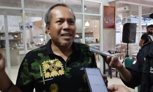 Ketua DPC Partai Hanura Jeneponto, Andi Mappatunru saat dikonfirmasi pasca pertemuannya dengan Ketua Partai Nasdem, Paris Yasir. (Foto: Ullah/KM).