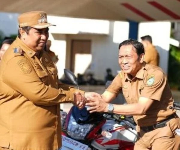 Bupati Maros Chaidir Syam menyerahkan 20 unit sepeda motor semi trail kepada sekolah yang berada di wilayah terpencil (Dok: Ist)