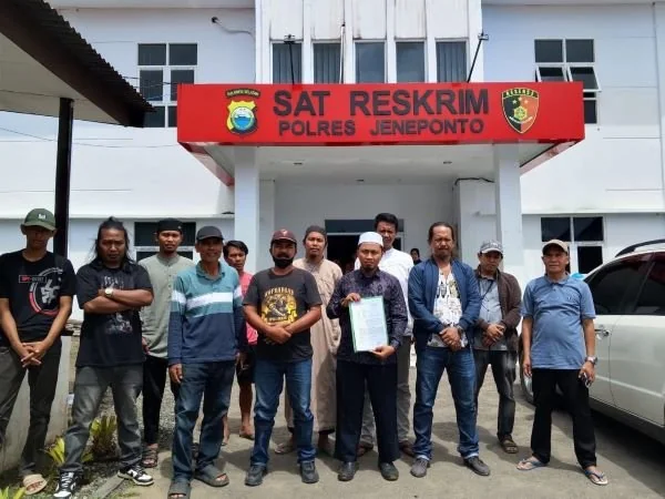 Imam Masjid Ustadz Multazam didampingi beberapa warga Pammanjengang saat melaporkan akun Facebook Nannu Leo ke Polisi. Dok. Ist