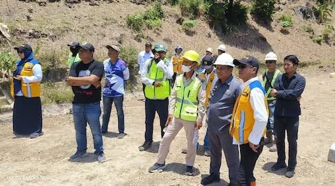 Pj Bupati Jeneponto, Junaedi Bakri saat melakukan Peninjauan lokasi proyek pengerjaan saluran induk jaringan irigasi Kelara Karalloe. (Foto/ist).