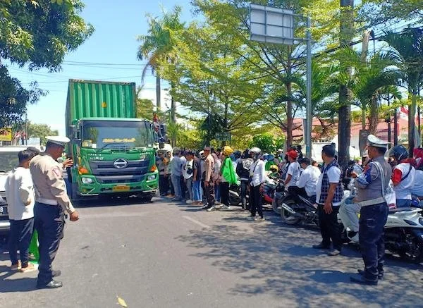 polantas Gowa lakukan pengaturan jalan saat pendaftaran bakal calon kepala daerah di Gowa (Dok:Ist)