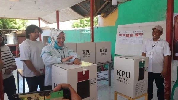 Cawagub Sulsel, Fatmawati Rusdi mencoblos di TPS 007 Makassar (Dok: Nofi KabarMakassar).