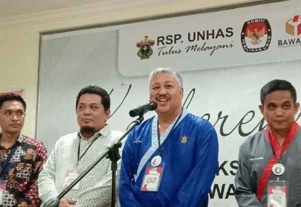 Paslon petahana Bupati Pinrang Irwan Hamid dan Sudirman Bungi usai pertana yang mengikuti pemeriksaan kesehatan sesuai jadwal yang ditetapkan KPU berlangsung di RS Unhas Makassar (Dok : Asrul KabarMakassar).
