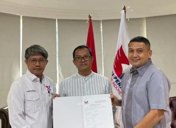 DPP Partai Perindo didampingi Ketua DPW Perindo Sulsel saat menyerahkan rekomendasi kepada empat daerah salah satunya paslon Bacawalkot Makassar Munafri Arifuddin yang berpasangan dengan Aliyah Mustika Ilham (Dok : Ist).