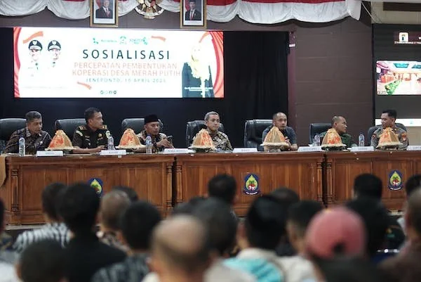 Bupati Jeneponto Paris Yasir bersama Wakil Bupati, Sekda, unsur Forkopimda, DPRD, perwakilan Dandim dan Polres saat menghadiri Sosialisasi Pembentukan Koperasi Desa Merah Putih. (Ist).