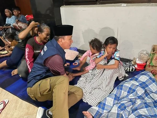 Pj Gubernur Sulsel, Prof Zudan Arif Fakrulloh saat mengunjungi titik pengungsian (Dok: Ist)