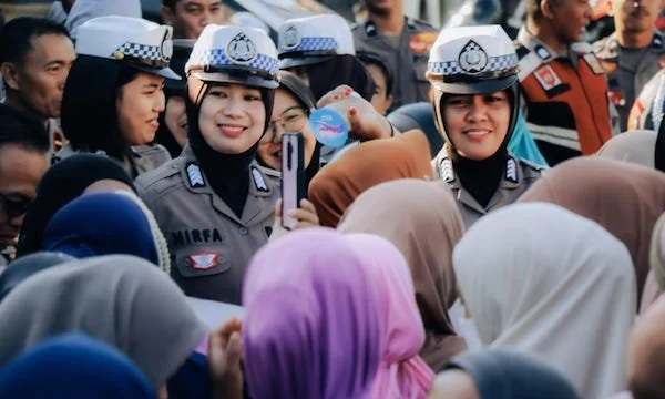 Pendekatan Humanis Polwan di Aksi Tolak Relokasi Pasar Cekkeng Tuai Apresiasi Warga