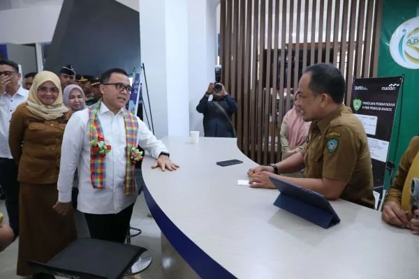 Wakil Bupati Maros, Hj. Suhartina Bohari, mendampingi Menteri Pendayagunaan Aparatur Negara dan Reformasi Birokrasi (PANRB) Republik Indonesia, Abdullah Azwar Anas, dalam kunjungan kerjanya di Mall Pelayanan Publik (MPP) Kabupaten Maros (Dok : Ist).
