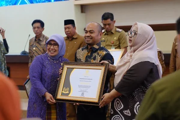 Kepala Diskominfo Kota Makassar, Dr. M. Roem, saat Menerima predikat Informatif pada Anugerah Keterbukaan Informasi Publik Tahun 2025, (Dok: Ist).