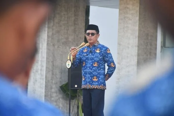 Sekretaris Daerah Provinsi Sulawesi Barat Junda Maulana saat menjadi pembina upacara peringatan Hari Kesadaran Nasional di lingkup Pemerintah Provinsi (Pemprov) Sulbar. (Dok: Ist)