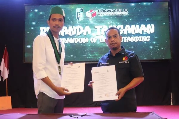 Ketua Bawaslu Maros dan Ketua HMI Cabang Maros saat menandatangani nota kesepakatan (Dok : Ist).