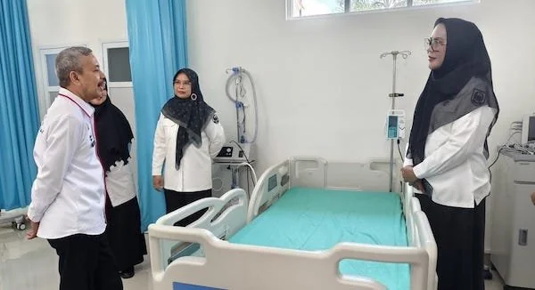 Asisten 1 Bidang Pemerintahan Setda Sulsel, Muhammad Rasyid di RSUD Haji Makassar (Dok: Int)