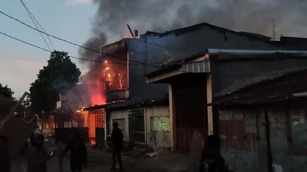 Kebakaran rumah akibat perang antar kelompok warga di Kecamatan Tallo (Dok: Atri KabarMakassar).
