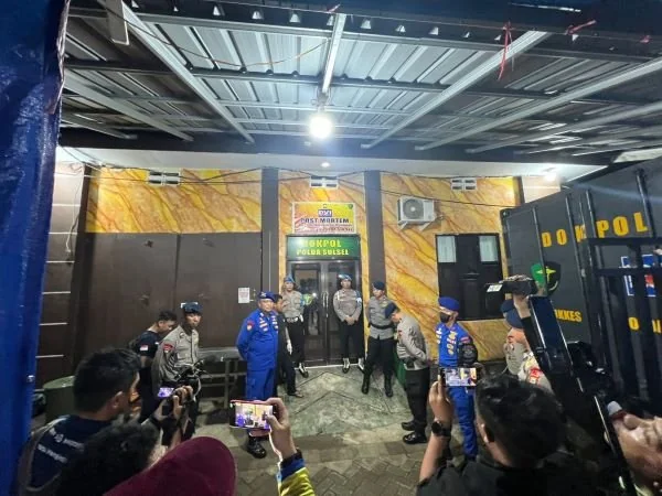 Jenazah korban keempat diserahkan ke Bidokkes Polda Sulsel (Dok. Dwiki)