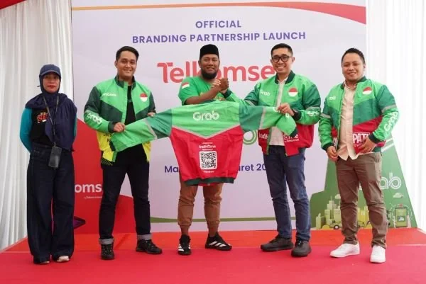 Penggunaan atribut branding Telkomsel ditampilkan logo simPATI dan IndiHome yang dilengkapi QR Code, sehingga pelanggan dapat mengakses informasi produk dan layanan secara praktis (Dok: Ist)