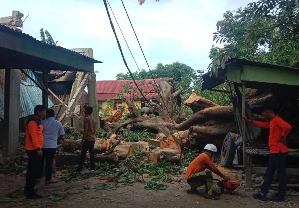 Tim BPBD bersama warga setempat bergotong-royong membersihkan puing-puing bangunan dan material kayu di lokasi kejadian. (Dok: Ist)